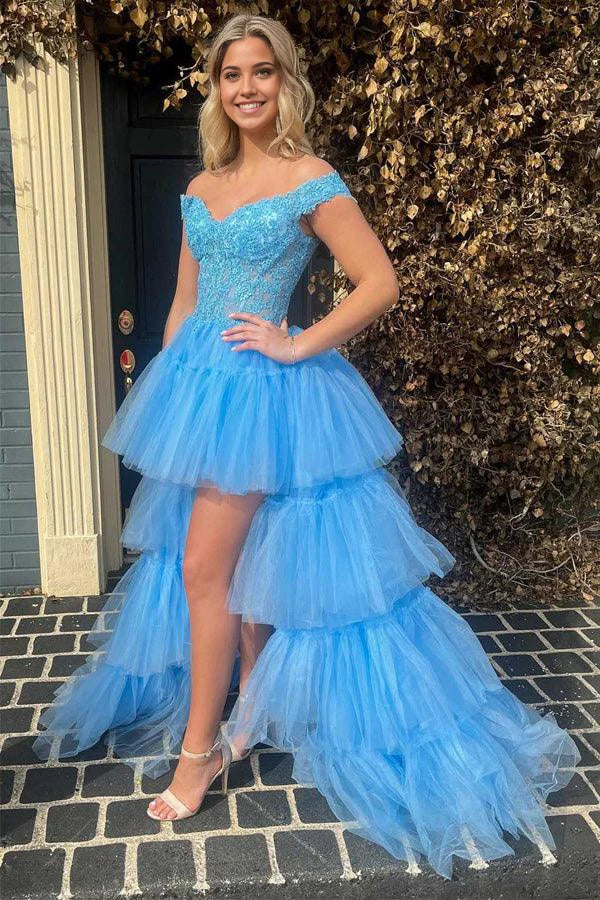 Vestido de fiesta de tul azul con hombros descubiertos, corte A y encaje, con capas altas y bajas